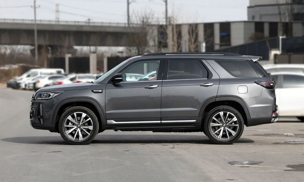 Фото Changan CS95 (2023) — вид сбоку, фото 2. Сбоку читаются линия остекления и характер выштамповок на сером кузове. Длинная база — простор второго ряда; короткие свесы упрощают парковку Changan CS95 (2023) — вид сбоку, фото 2