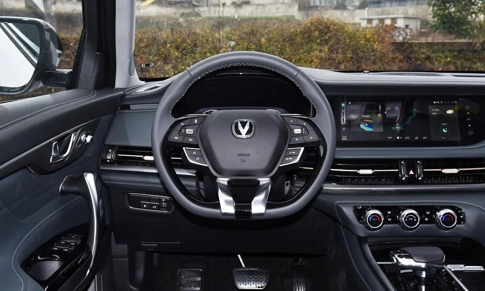 Фото Changan CS95 (2023) — руль. Обшивка обода и компоновка спиц крупным планом. Обогрев обода — опция, которую оценят зимой Changan CS95 (2023) — руль