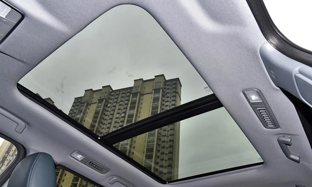 Фото Changan CS95 (2023) — панорамная крыша. Остекление крыши изнутри: света в салоне заметно больше. Шторка с электроприводом закрывает стекло в жару Changan CS95 (2023) — панорамная крыша