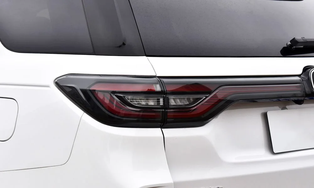 Фото Changan CS95 (2023) — задние фонари. Графика секций крупным планом — ночная подпись модели. Динамические поворотники с бегущей индикацией встречаются в старших комплектациях Changan CS95 (2023) — задние фонари