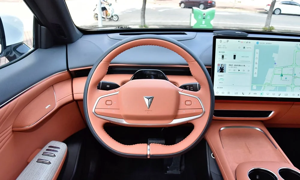 Фото Changan Deapal S7 (2024) — руль. Обшивка обода и компоновка спиц крупным планом Changan Deapal S7 (2024) — руль