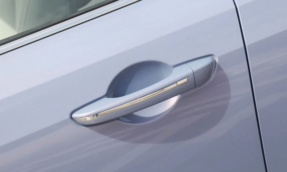 Фото Changan Eado Plus (2023) — дверная ручка. Зона ручки крупным планом: подгонка панелей и кромок. Бесключевой доступ будит машину при касании ручки Changan Eado Plus (2023) — дверная ручка