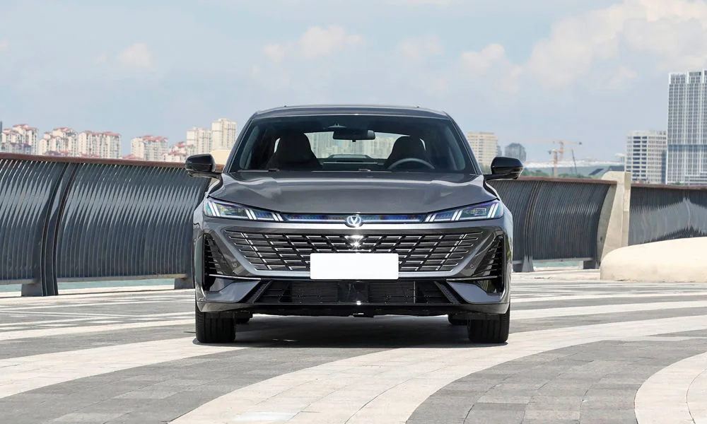 Changan Eado Plus (2023) — вид спереди, фото 2