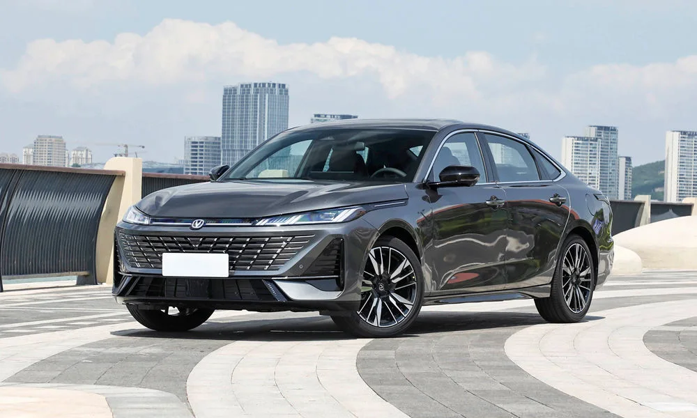 Фото Changan Eado Plus (2023) — вид спереди, фото 3. Анфас: пропорции капота, посадка кузова и графика ходовых огней Changan Eado Plus (2023) — вид спереди, фото 3