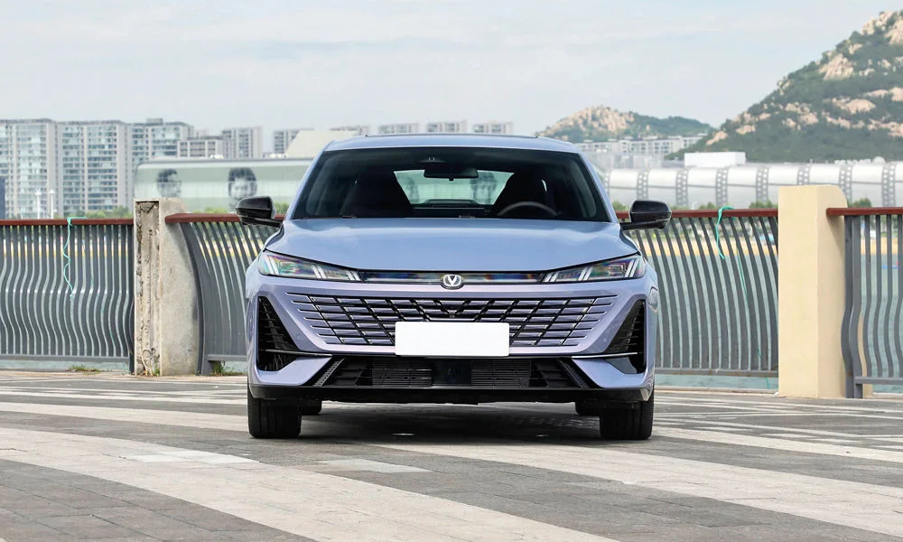 Фото Changan Eado Plus (2023) — вид спереди, фото 4. Анфас: пропорции капота, посадка кузова и графика ходовых огней. Дневные ходовые огни включаются автоматически с запуском Changan Eado Plus (2023) — вид спереди, фото 4