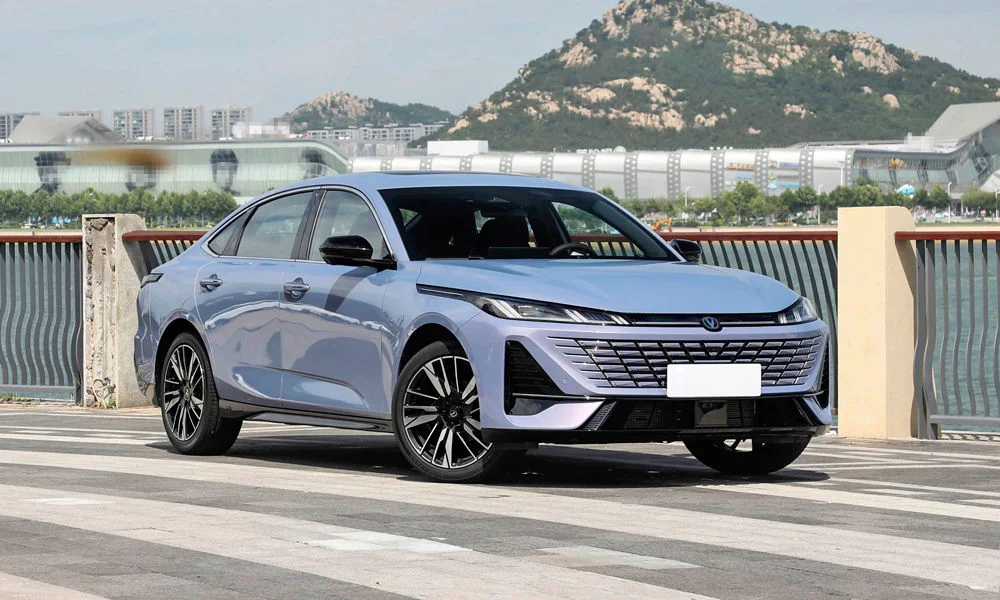 Фото Changan Eado Plus (2023) — вид спереди, фото 6. Оптика, решётка и бампер — первое впечатление о модели. Дневные ходовые огни включаются автоматически с запуском Changan Eado Plus (2023) — вид спереди, фото 6