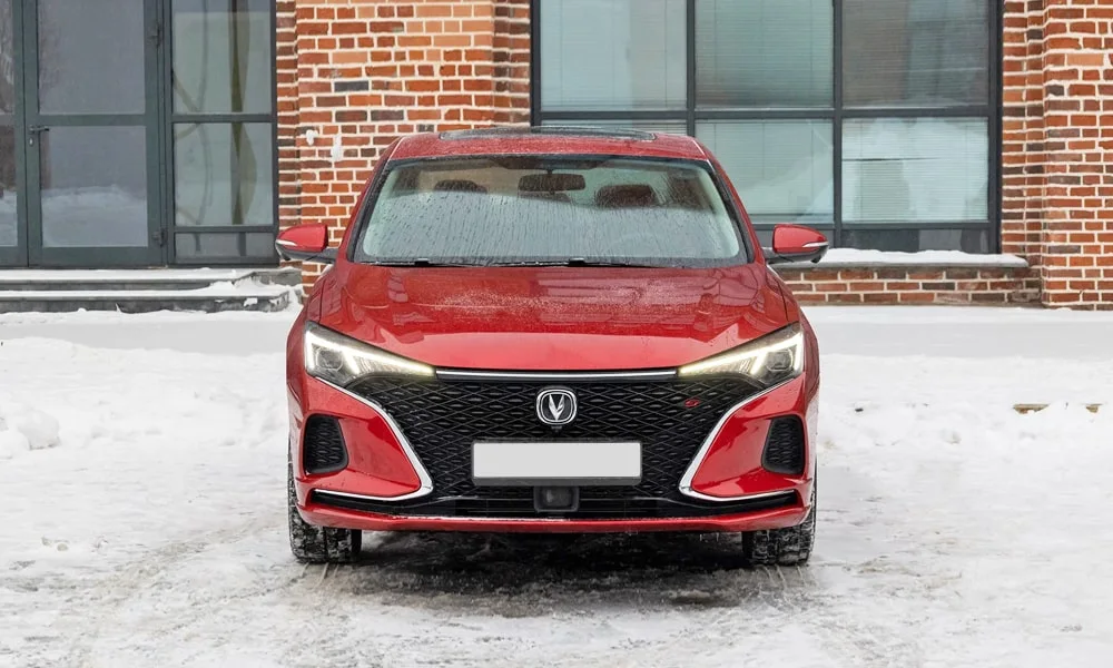 Фото Changan Eado Plus (2023) — вид спереди, фото 8. Анфас: пропорции капота, посадка кузова и графика ходовых огней. Дневные ходовые огни включаются автоматически с запуском Changan Eado Plus (2023) — вид спереди, фото 8