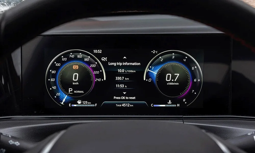 Фото Changan Eado Plus (2023) — приборная панель. Экран приборов за рулём — вся ходовая информация перед глазами. Запас хода и расход выводятся крупно — главные цифры ежедневных поездок Changan Eado Plus (2023) — приборная панель