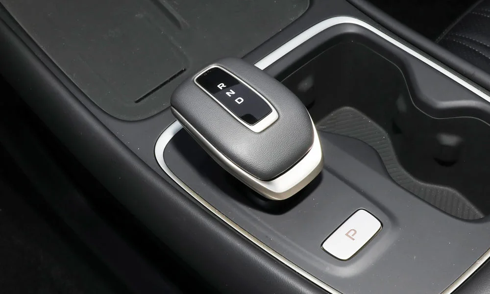 Фото Changan Eado Plus (2023) — селектор коробки передач. Управление коробкой: компактный селектор освобождает место на тоннеле. Автохолд удерживает машину на светофоре без ноги на тормозе Changan Eado Plus (2023) — селектор коробки передач
