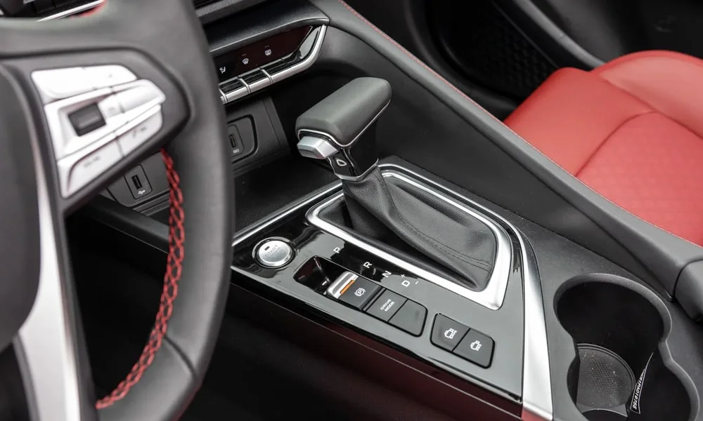 Фото Changan Eado Plus (2023) — селектор коробки передач, фото 2. Управление коробкой: компактный селектор освобождает место на тоннеле. Режимы движения и электронный ручник собраны рядом с селектором Changan Eado Plus (2023) — селектор коробки передач, фото 2