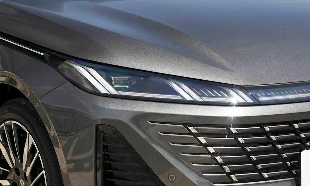 Фото Changan Eado Plus (2023) — решётка радиатора. Рисунок решётки: сетка, ламели или глухая панель у электроверсий Changan Eado Plus (2023) — решётка радиатора