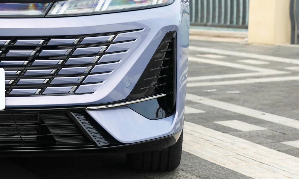 Фото Changan Eado Plus (2023) — решётка радиатора, фото 2. Фирменный рисунок облицовки — визитная карточка марки. За решёткой у многих комплектаций стоит радар адаптивного круиз-контроля Changan Eado Plus (2023) — решётка радиатора, фото 2