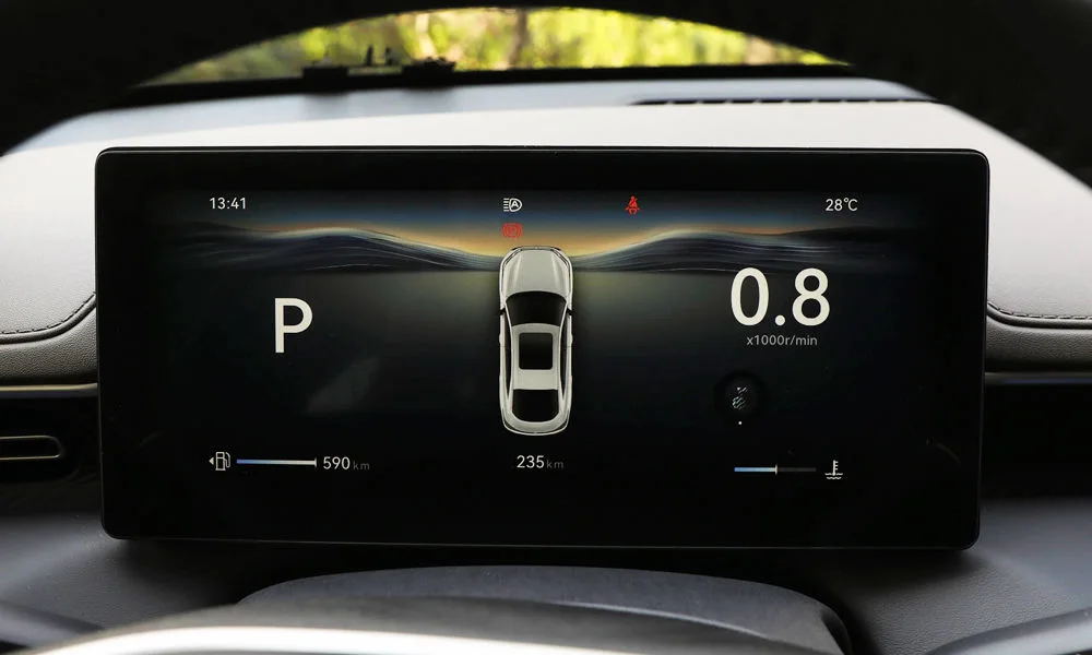 Фото Changan Eado Plus (2023) — экран мультимедиа. Горизонтальный экран мультимедиа на передней панели. Поддержка смартфонов и обновления «по воздуху» — ключевые вопросы к медиасистеме; наличие русификации уточняйте у дилера Changan Eado Plus (2023) — экран мультимедиа