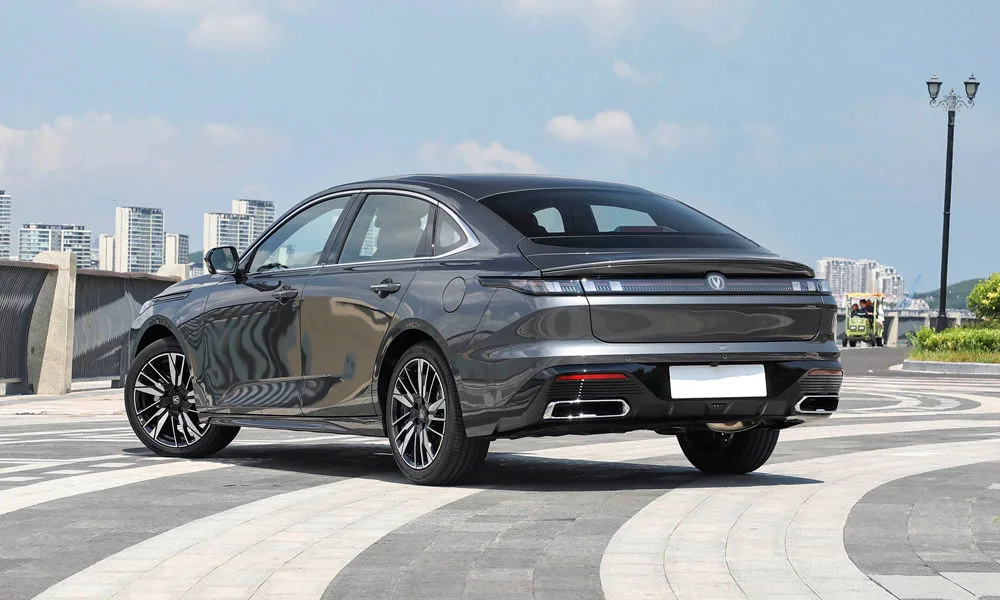 Фото Changan Eado Plus (2023) — вид сзади, фото 3. Линия крыши, стойки и задняя дверь в сером исполнении. Светодиодная полоса или раздельные секции — задняя оптика стала главным украшением кормы Changan Eado Plus (2023) — вид сзади, фото 3