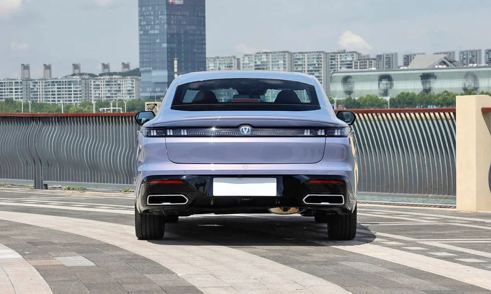 Фото Changan Eado Plus (2023) — вид сзади, фото 5. Графика фонарей, бампер и оформление пятой двери. Светодиодная полоса или раздельные секции — задняя оптика стала главным украшением кормы Changan Eado Plus (2023) — вид сзади, фото 5