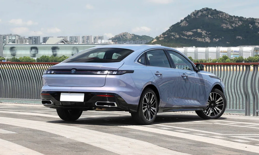 Фото Changan Eado Plus (2023) — вид сзади, фото 6. Линия крыши, стойки и задняя дверь в фиолетовом исполнении Changan Eado Plus (2023) — вид сзади, фото 6