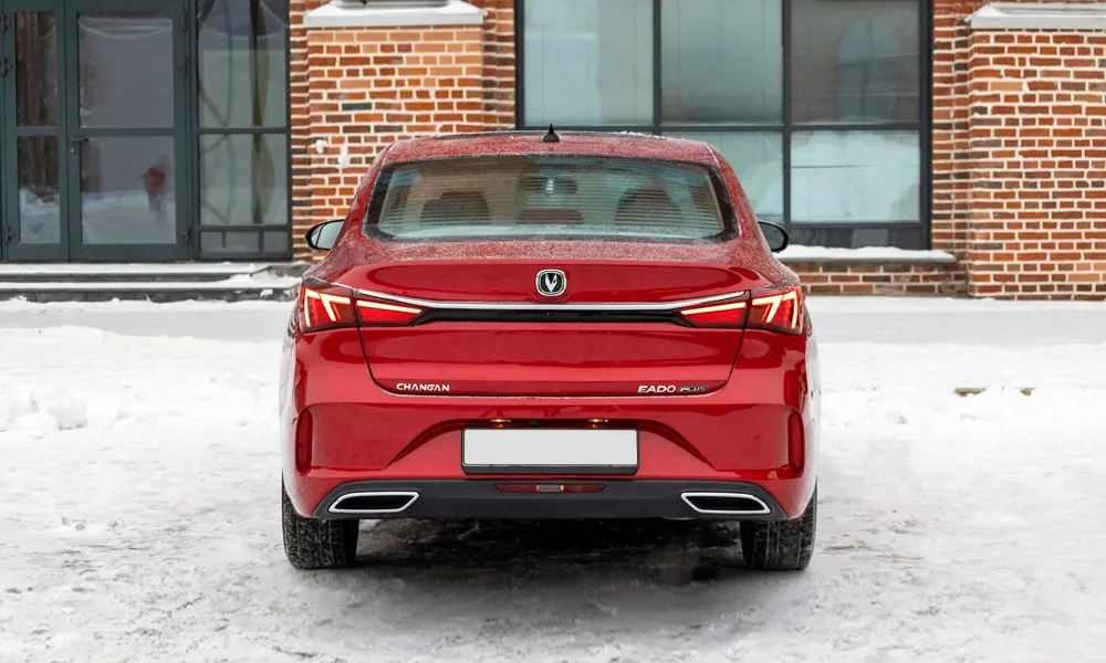 Фото Changan Eado Plus (2023) — вид сзади, фото 10. Красный кузов сзади — фонари и бампер определяют ночной образ модели. Светодиодная полоса или раздельные секции — задняя оптика стала главным украшением кормы Changan Eado Plus (2023) — вид сзади, фото 10