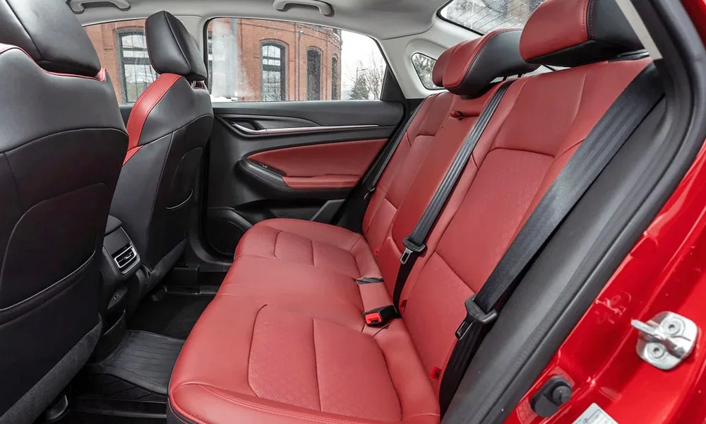Фото Changan Eado Plus (2023) — задние сиденья, фото 3. Посадка второго ряда: подголовники и подлокотник. Спинки складываются под длинные грузы у большинства версий Changan Eado Plus (2023) — задние сиденья, фото 3