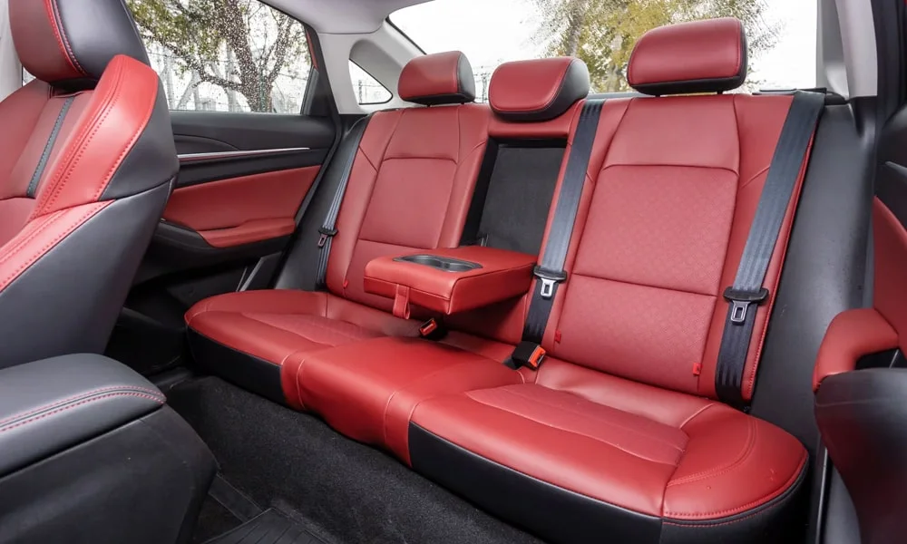 Фото Changan Eado Plus (2023) — задние сиденья, фото 4. Посадка второго ряда: подголовники и подлокотник. Крепления ISOFIX для детских кресел — в основании спинки Changan Eado Plus (2023) — задние сиденья, фото 4