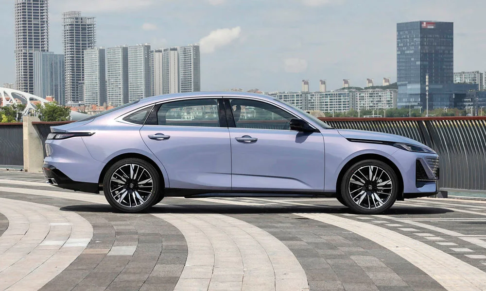Фото Changan Eado Plus (2023) — вид сбоку, фото 3. Фиолетовый кузов в профиль — пропорции, высота посадки и дизайн дисков Changan Eado Plus (2023) — вид сбоку, фото 3