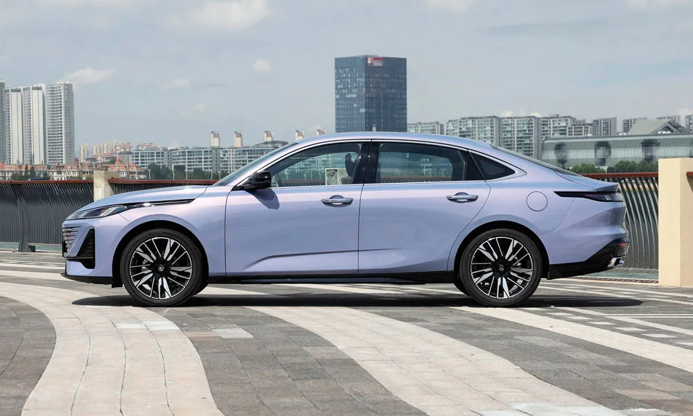 Фото Changan Eado Plus (2023) — вид сбоку, фото 4. Профиль кузова: колёсная база, свесы и линия остекления Changan Eado Plus (2023) — вид сбоку, фото 4