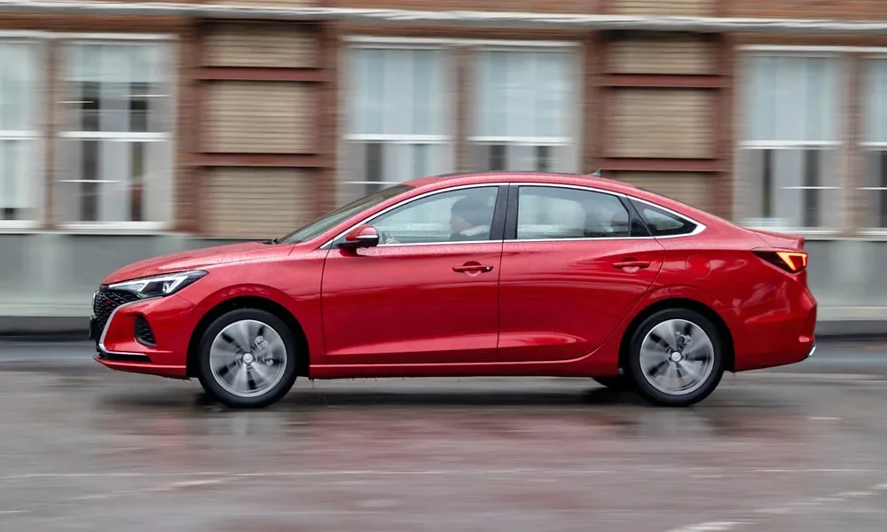 Фото Changan Eado Plus (2023) — вид сбоку, фото 5. Красный кузов в профиль — пропорции, высота посадки и дизайн дисков. Хромированные или чёрные молдинги окон отличают комплектации Changan Eado Plus (2023) — вид сбоку, фото 5