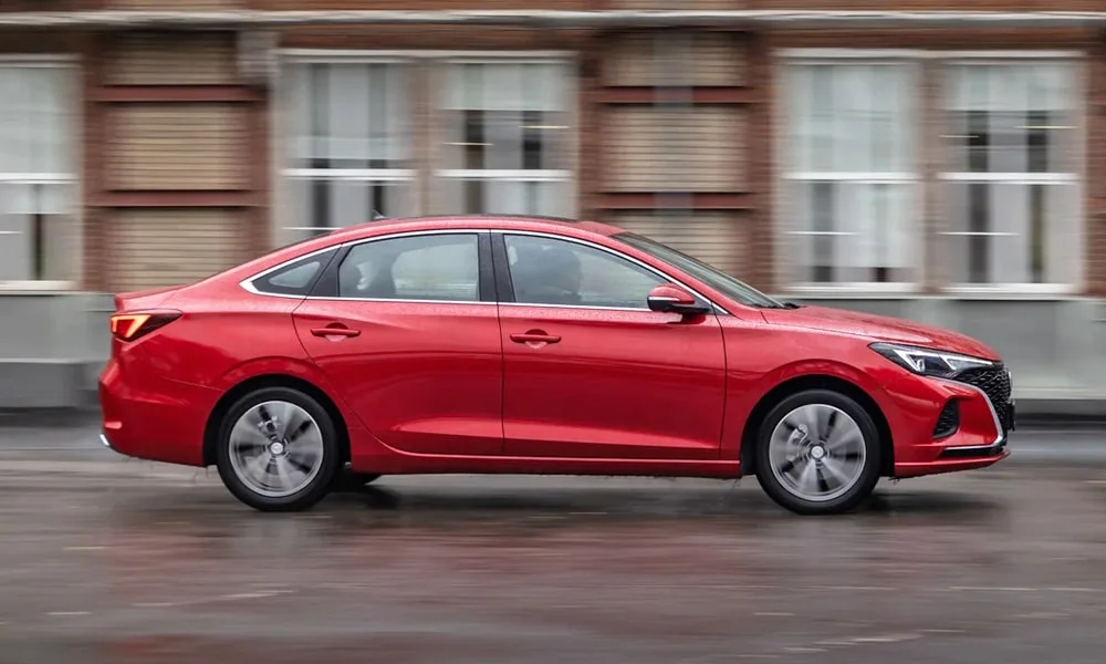 Фото Changan Eado Plus (2023) — вид сбоку, фото 6. Красный кузов в профиль — пропорции, высота посадки и дизайн дисков. Длинная база — простор второго ряда; короткие свесы упрощают парковку Changan Eado Plus (2023) — вид сбоку, фото 6