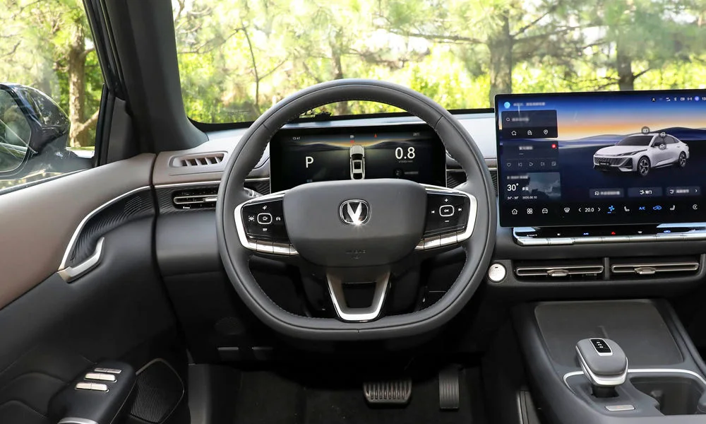 Фото Changan Eado Plus (2023) — руль. Обшивка обода и компоновка спиц крупным планом. Клавиши на спицах управляют медиа, круизом и ассистентами — руки остаются на руле Changan Eado Plus (2023) — руль
