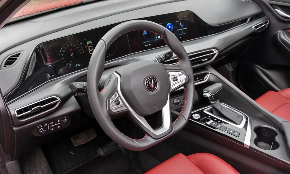 Фото Changan Eado Plus (2023) — руль, фото 2. Обшивка обода и компоновка спиц крупным планом. Правильная посадка: руки на «9 и 3», приборы читаются поверх обода Changan Eado Plus (2023) — руль, фото 2