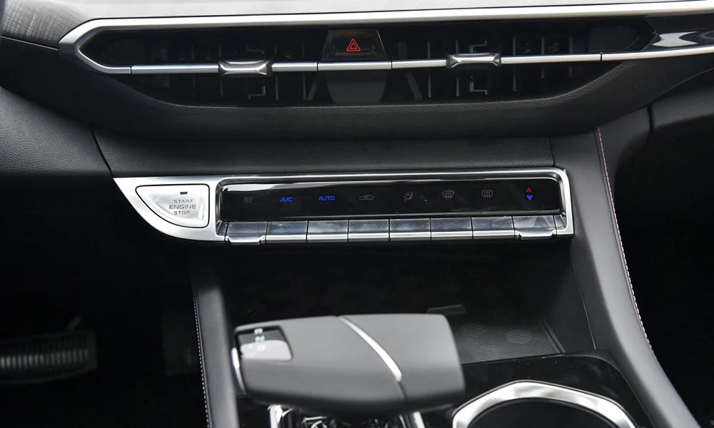 Фото Changan Eado (2024) — блок климат-контроля. Панель климата крупным планом — регулировки доступны на ощупь Changan Eado (2024) — блок климат-контроля