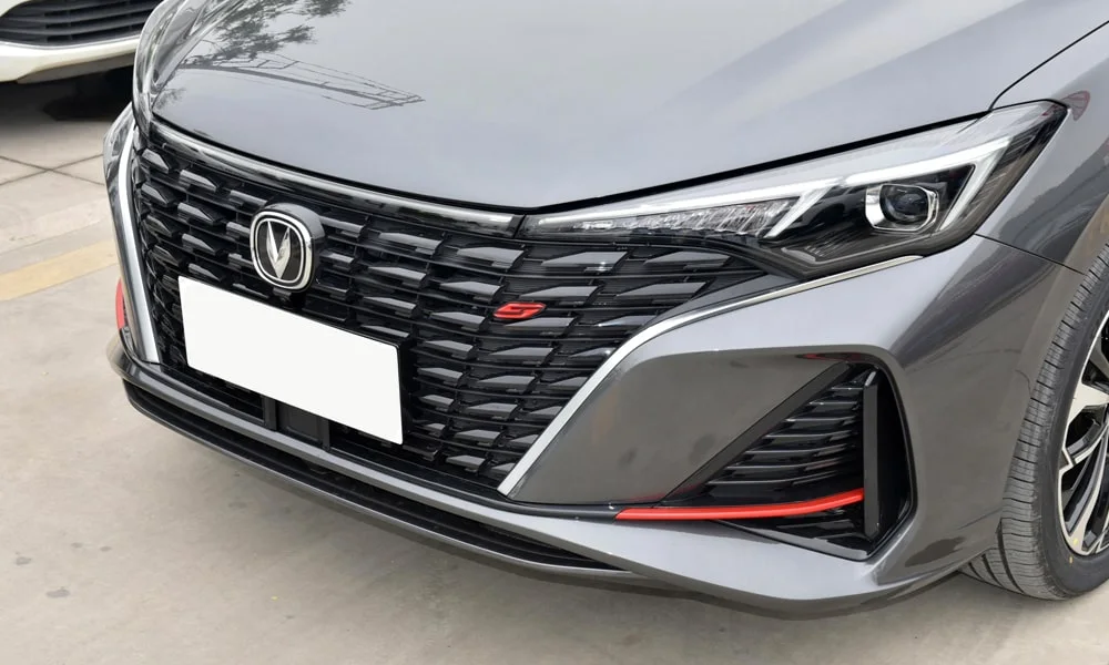 Фото Changan Eado (2024) — решётка радиатора. Рисунок решётки: сетка, ламели или глухая панель у электроверсий. За решёткой у многих комплектаций стоит радар адаптивного круиз-контроля Changan Eado (2024) — решётка радиатора