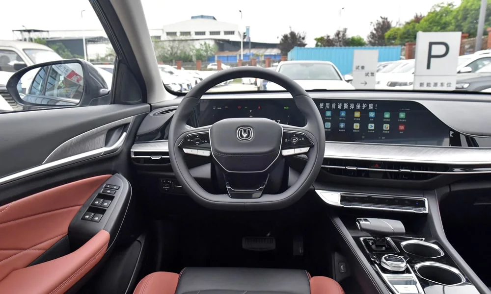 Фото Changan Eado (2024) — руль. Обшивка обода и компоновка спиц крупным планом. Правильная посадка: руки на «9 и 3», приборы читаются поверх обода Changan Eado (2024) — руль