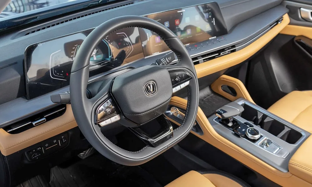 Фото Changan Hunter Plus (2023) — передняя панель. Компоновка экранов, дефлекторов и консоли Changan Hunter Plus (2023) — передняя панель