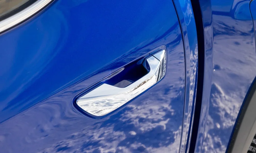 Фото Changan Hunter Plus (2023) — дверная ручка. Зона ручки крупным планом: подгонка панелей и кромок. Выдвижные ручки прячутся заподлицо на ходу и улучшают обтекаемость Changan Hunter Plus (2023) — дверная ручка