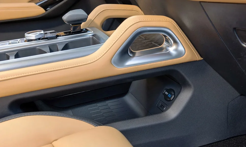 Фото Changan Hunter Plus (2023) — дверная карта. Подлокотник, динамик и блок стеклоподъёмников Changan Hunter Plus (2023) — дверная карта