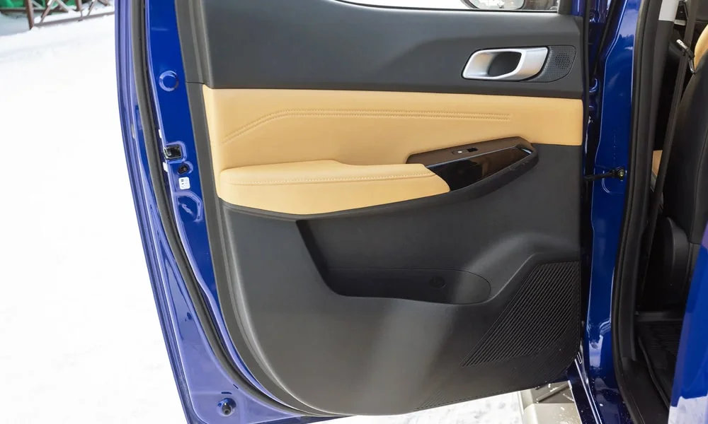 Фото Changan Hunter Plus (2023) — дверная карта, фото 2. Подлокотник, динамик и блок стеклоподъёмников. Решётка динамика в двери — часть штатной акустики Changan Hunter Plus (2023) — дверная карта, фото 2