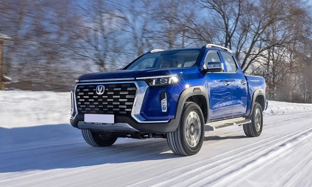 Фото Changan Hunter Plus (2023) — вид спереди, фото 3. Синий кузов, строгая симметрия оптики — базовый ракурс знакомства с дизайном. Дневные ходовые огни включаются автоматически с запуском Changan Hunter Plus (2023) — вид спереди, фото 3