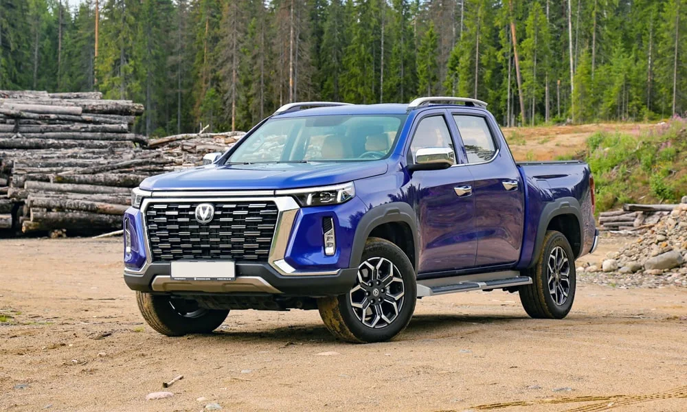 Фото Changan Hunter Plus (2023) — вид спереди, фото 4. Передок в синем исполнении — крупная светотехника и выразительный бампер. Рисунок ходовых огней — подпись модели, по нему её узнают в потоке Changan Hunter Plus (2023) — вид спереди, фото 4