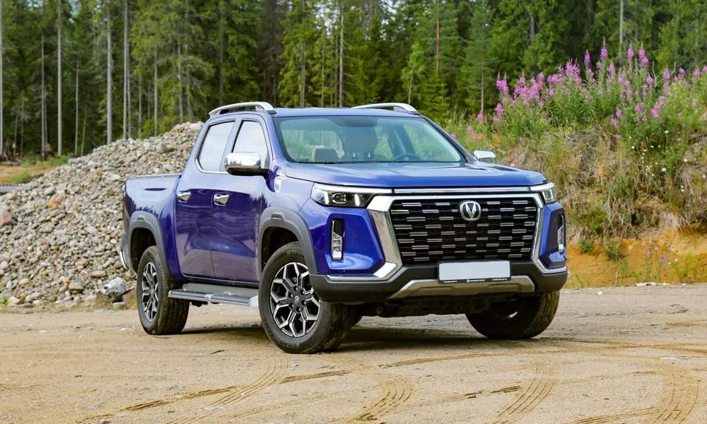 Фото Changan Hunter Plus (2023) — вид спереди, фото 5. Кузов в синем цвете: рисунок оптики и решётки задаёт узнаваемое «лицо» модели Changan Hunter Plus (2023) — вид спереди, фото 5