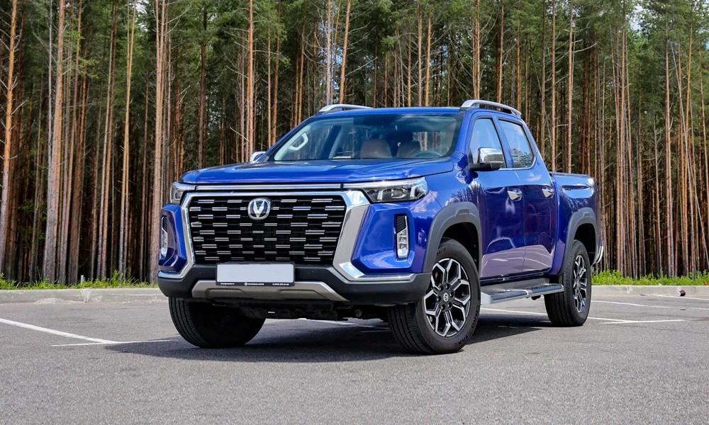Фото Changan Hunter Plus (2023) — вид спереди, фото 6. Передок в синем исполнении — крупная светотехника и выразительный бампер. Дневные ходовые огни включаются автоматически с запуском Changan Hunter Plus (2023) — вид спереди, фото 6