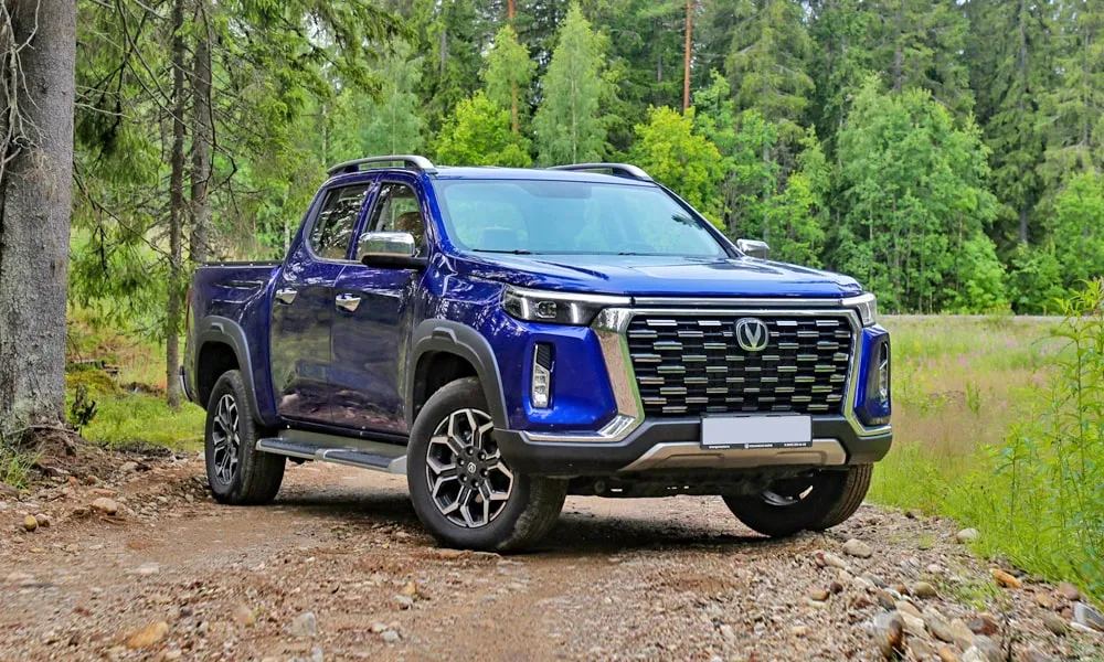 Фото Changan Hunter Plus (2023) — вид спереди, фото 7. Кузов в синем цвете: рисунок оптики и решётки задаёт узнаваемое «лицо» модели. Рисунок ходовых огней — подпись модели, по нему её узнают в потоке Changan Hunter Plus (2023) — вид спереди, фото 7
