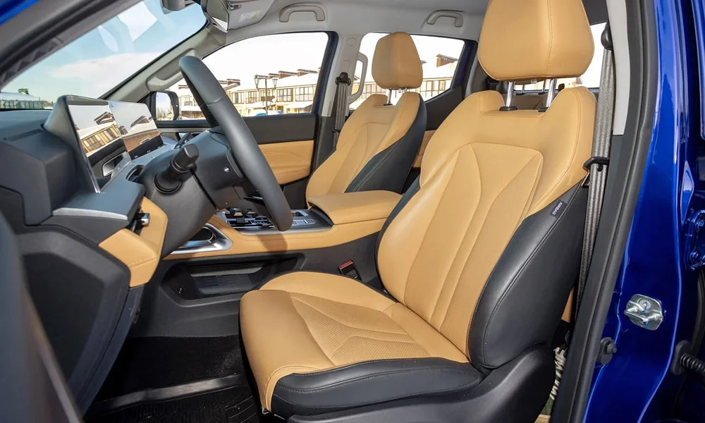 Фото Changan Hunter Plus (2023) — передние сиденья. Водительское и пассажирское кресла: обивка из гладкой коже, профиль с боковой поддержкой Changan Hunter Plus (2023) — передние сиденья