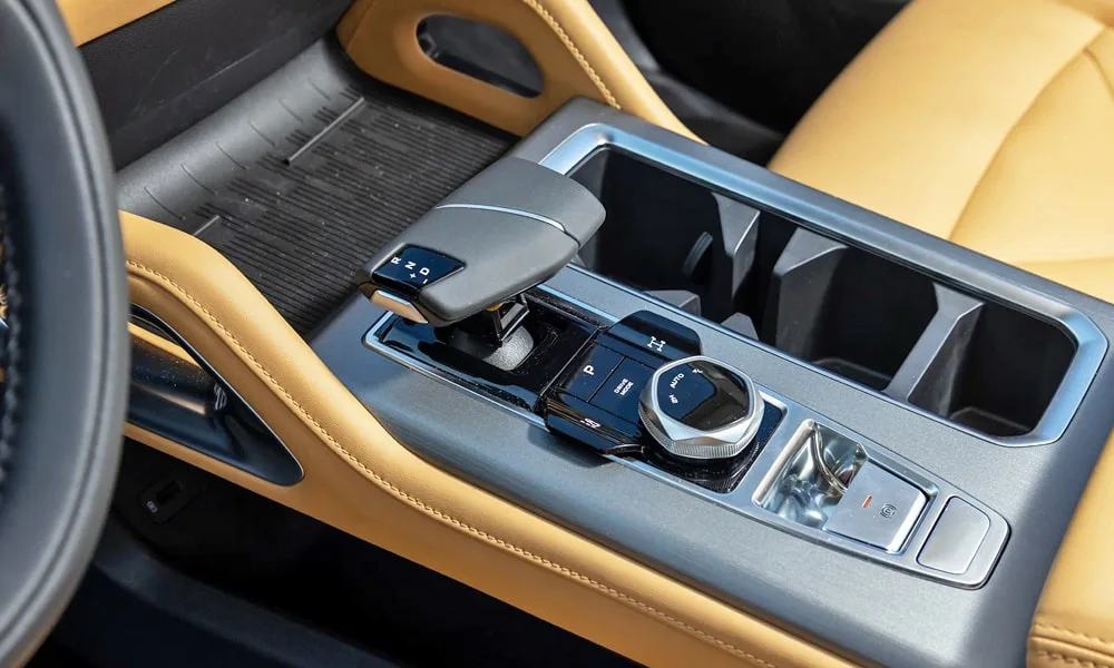 Фото Changan Hunter Plus (2023) — селектор коробки передач. Селектор трансмиссии на центральной консоли. Автохолд удерживает машину на светофоре без ноги на тормозе Changan Hunter Plus (2023) — селектор коробки передач