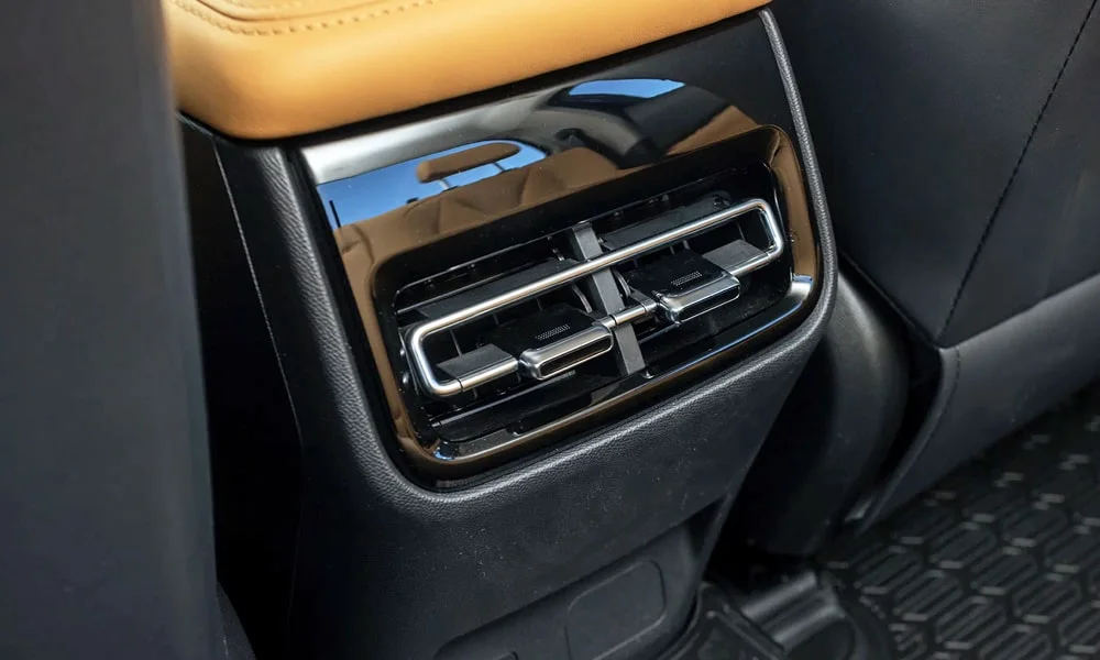 Фото Changan Hunter Plus (2023) — интерьер. Общий план салона: архитектура панели, консоль и кресла. Уровень отделки читается по стыкам панелей и мягким поверхностям в зонах касания Changan Hunter Plus (2023) — интерьер