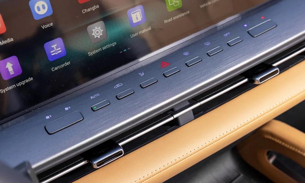 Фото Changan Hunter Plus (2023) — экран мультимедиа, фото 2. Вертикальный экран мультимедиа — карты и списки помещаются целиком. Климат и обогревы часто управляются с этого экрана — привыкание занимает пару дней Changan Hunter Plus (2023) — экран мультимедиа, фото 2