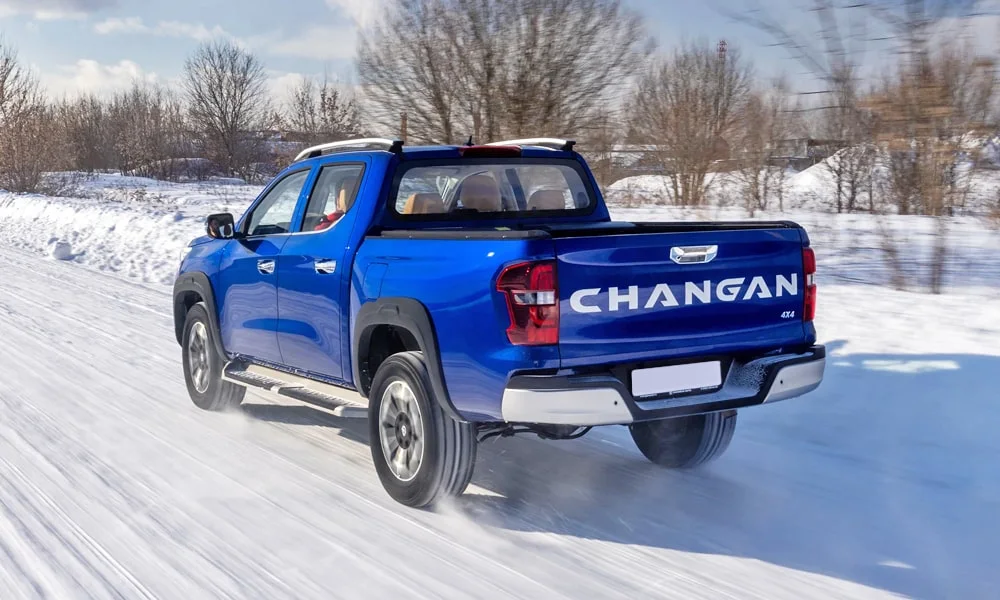Фото Changan Hunter Plus (2023) — вид сзади, фото 4. Линия крыши, стойки и задняя дверь в синем исполнении. Насадки выхлопа или их имитация внизу бампера различают версии Changan Hunter Plus (2023) — вид сзади, фото 4