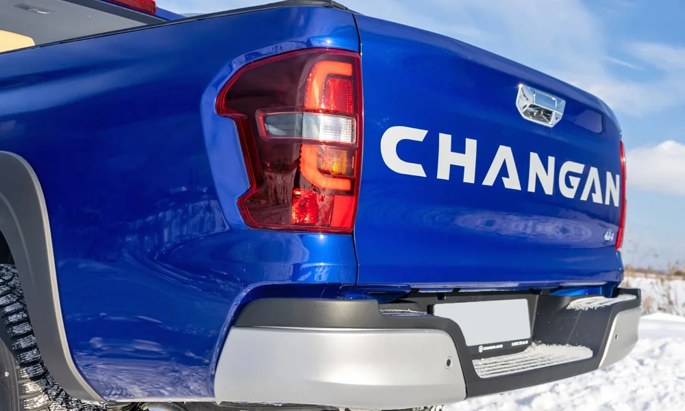 Фото Changan Hunter Plus (2023) — вид сзади, фото 5. Корма в синем цвете: графика фонарей и пластика пятой двери Changan Hunter Plus (2023) — вид сзади, фото 5