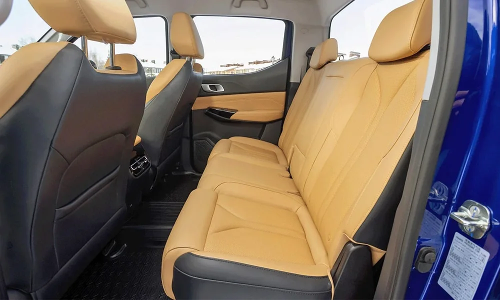 Фото Changan Hunter Plus (2023) — задние сиденья. Посадка второго ряда: подголовники и подлокотник. Крепления ISOFIX для детских кресел — в основании спинки Changan Hunter Plus (2023) — задние сиденья