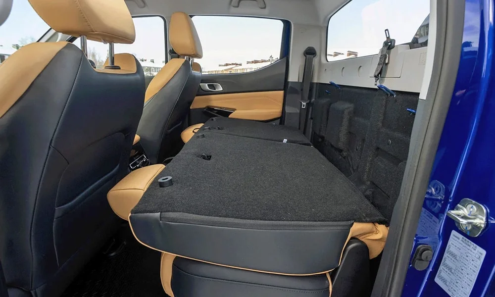 Фото Changan Hunter Plus (2023) — задние сиденья, фото 2. Посадка второго ряда: подголовники и подлокотник Changan Hunter Plus (2023) — задние сиденья, фото 2