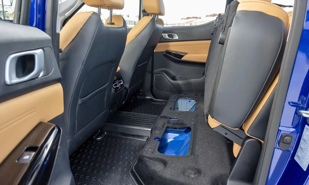 Фото Changan Hunter Plus (2023) — задние сиденья, фото 3. Посадка второго ряда: подголовники и подлокотник. Спинки складываются под длинные грузы у большинства версий Changan Hunter Plus (2023) — задние сиденья, фото 3